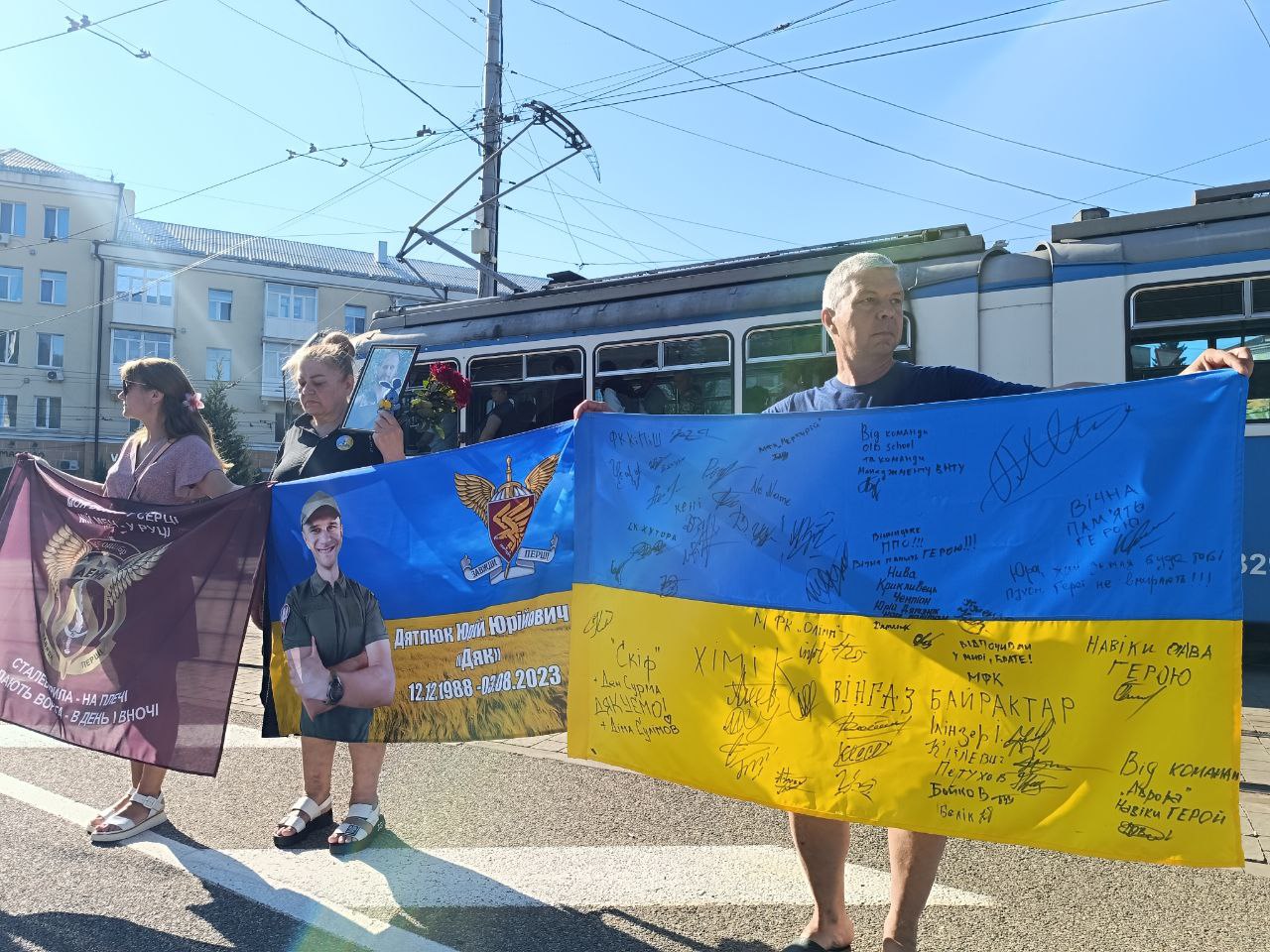 Новини Вінниці - фото з Два життя, одна дата: у Вінниці вшанували воїнів «Мірчу» і «Дяка» хвилиною мовчання