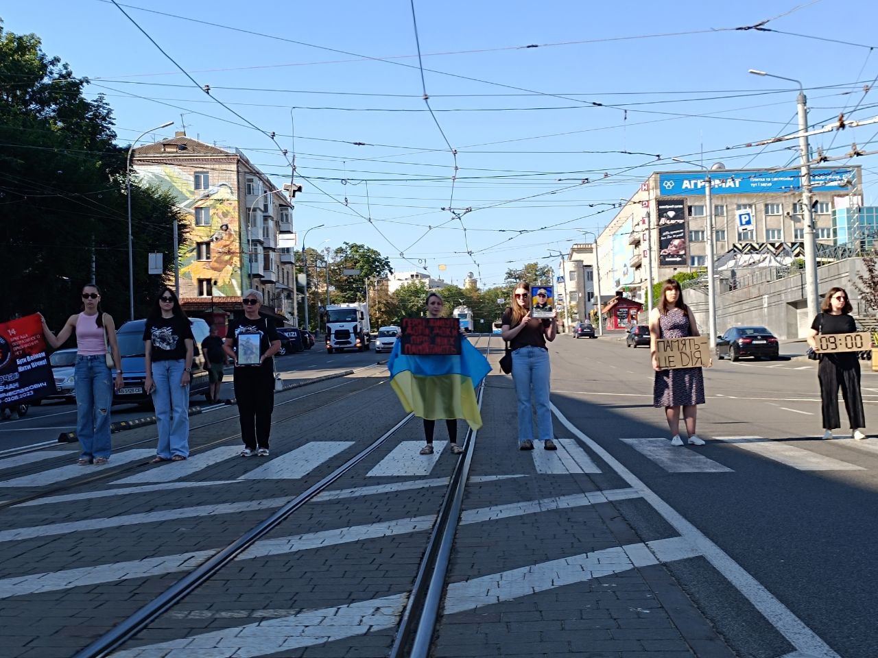 Новини Вінниці - фото з Два життя, одна дата: у Вінниці вшанували воїнів «Мірчу» і «Дяка» хвилиною мовчання