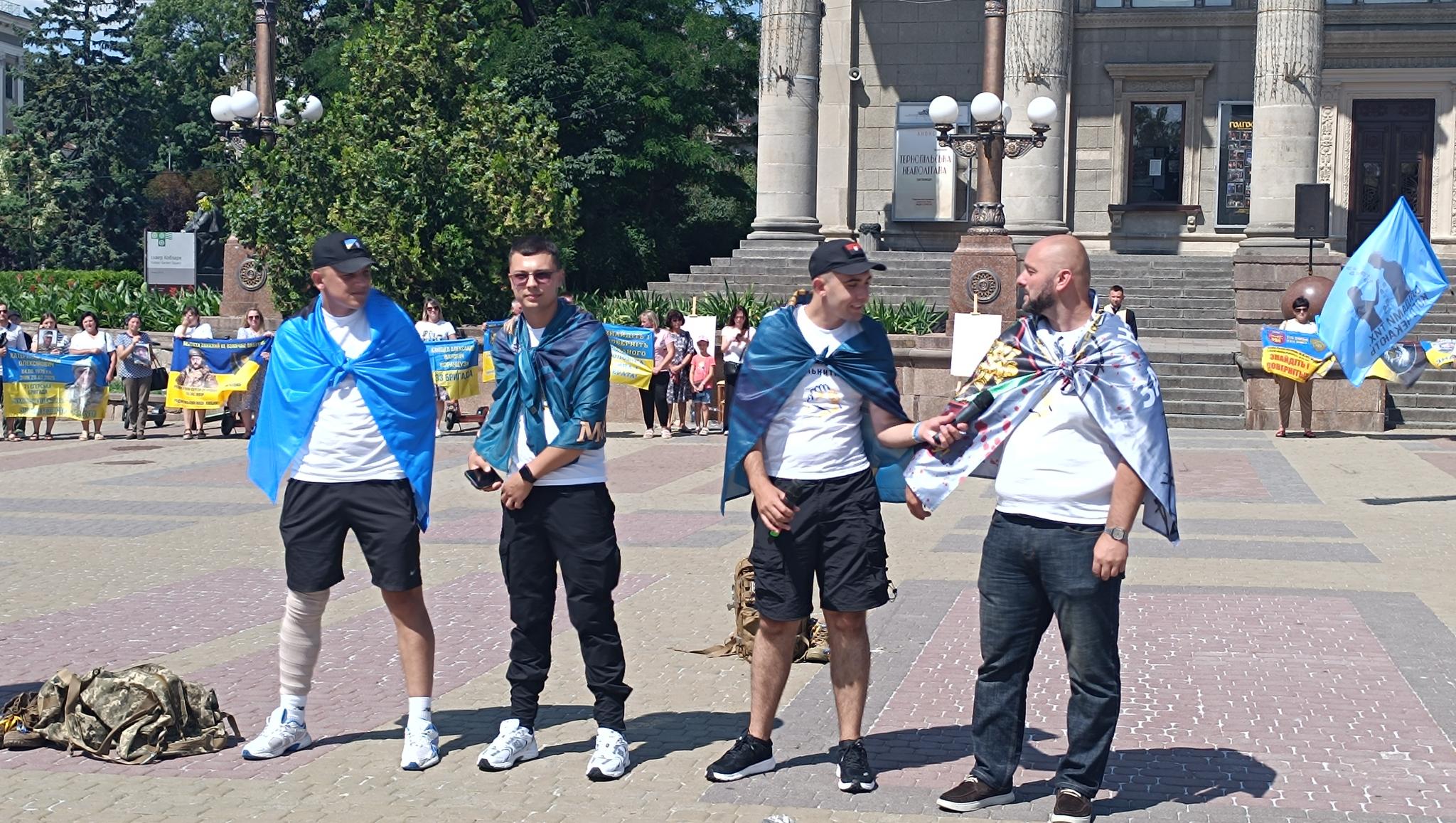 Новини Тернополя - фото з «Для них це важливо»: захисники, які повернулися із полону, нагадують про тих, хто досі там