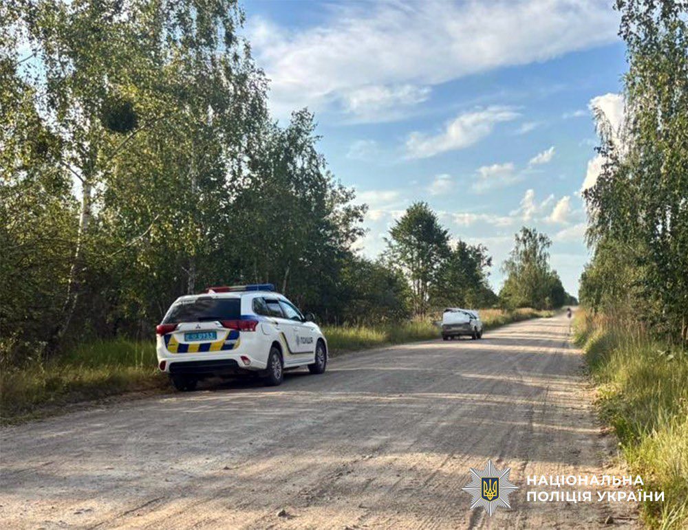 Новини Житомира - фото з ДТП у Ємільчинській громаді: перекинувся ВАЗ, травми отримав водій автомобіля