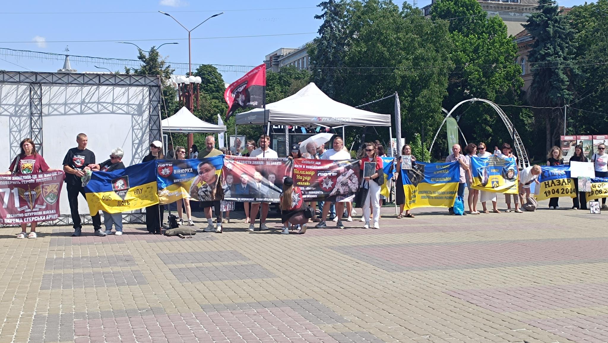 Новини Тернополя - фото з «Для них це важливо»: захисники, які повернулися із полону, нагадують про тих, хто досі там