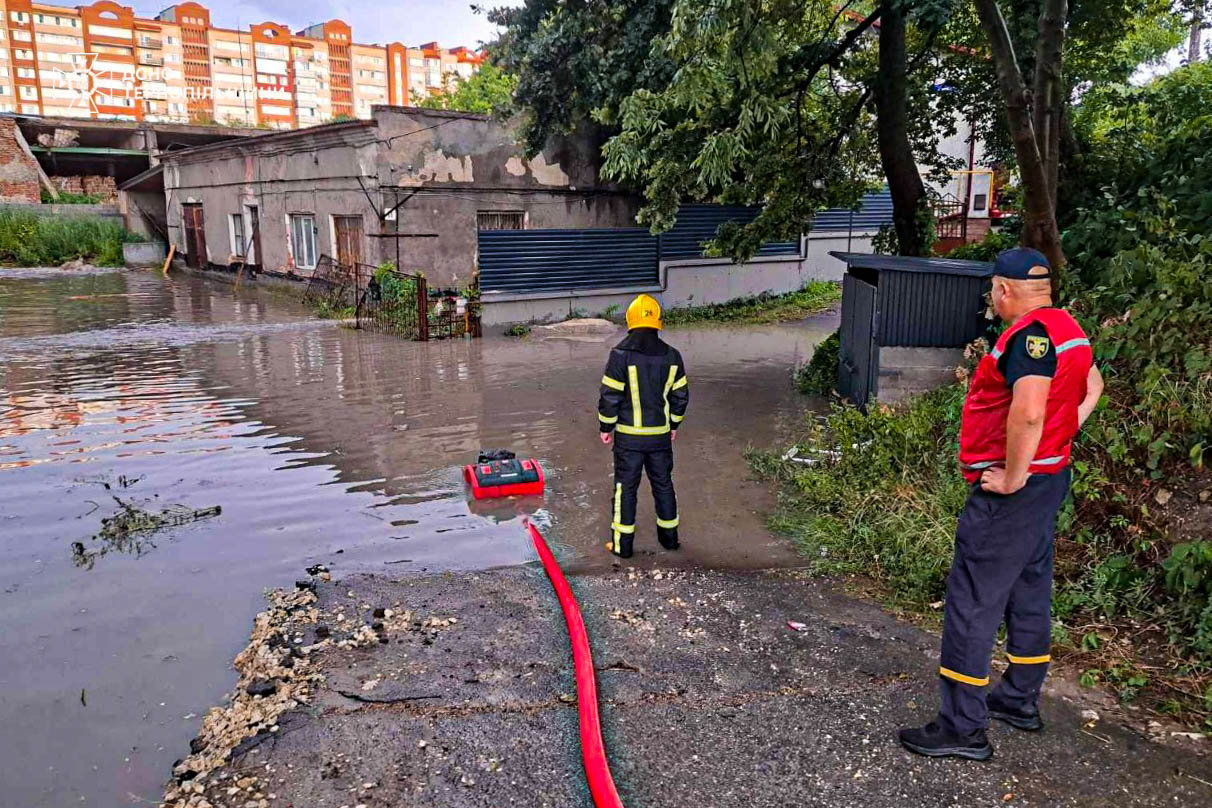 Новини Тернополя - фото з У Тернополі через зливу підтопило два приватні житлові будинки