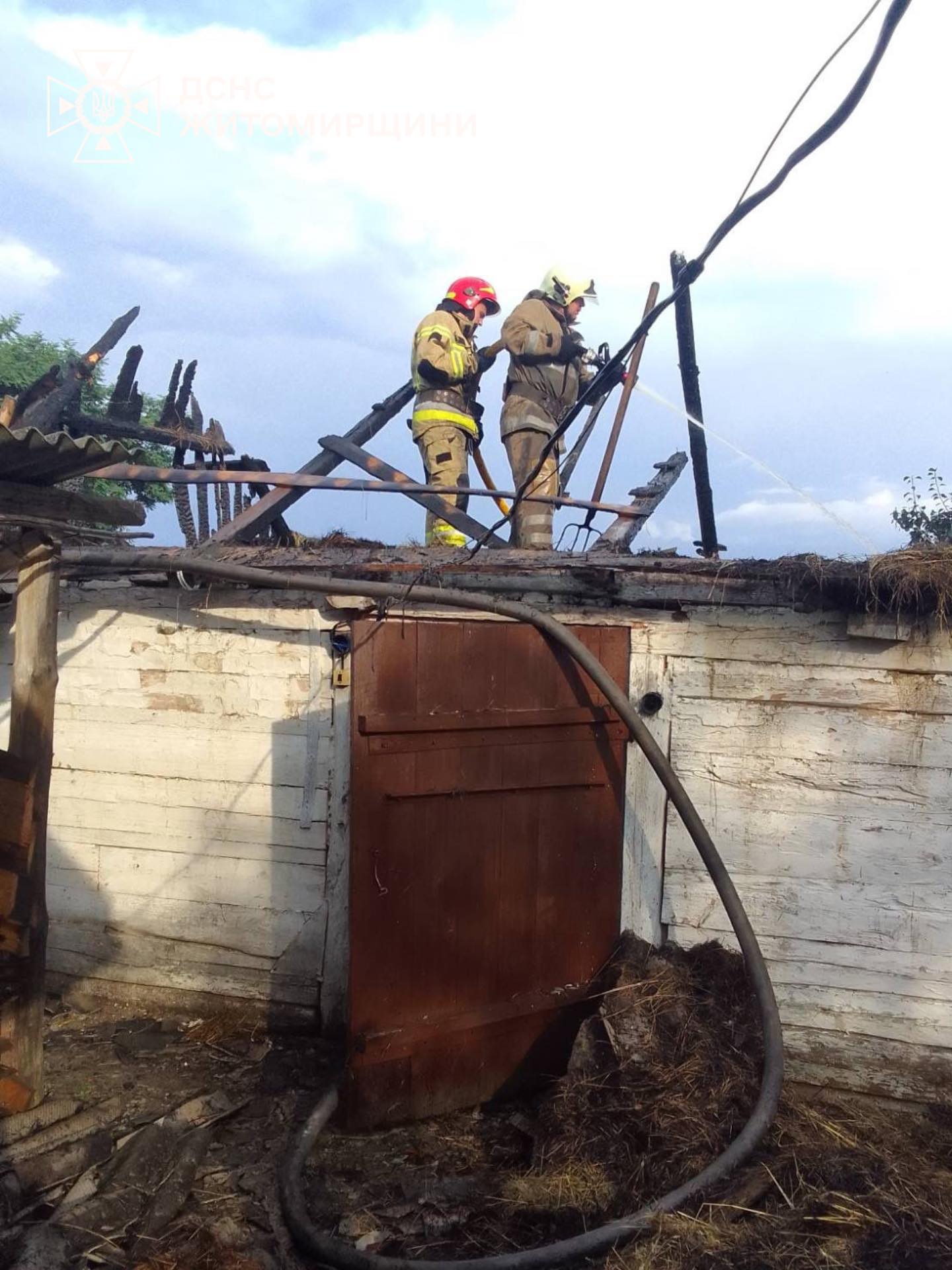 Новини Житомира - фото з Тонна сіна згоріла при пожежі і господарській будівлі на Олевщині