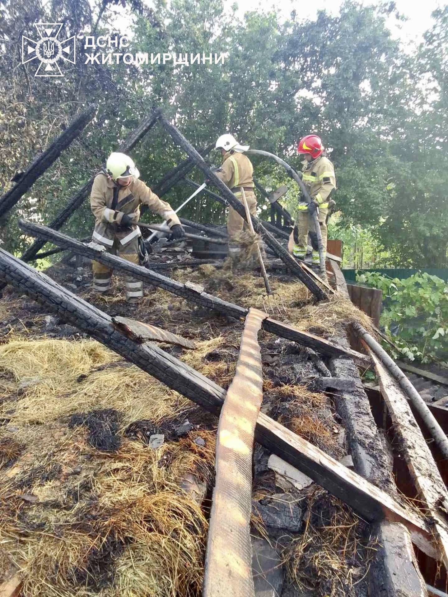 Новини Житомира - фото з Тонна сіна згоріла при пожежі і господарській будівлі на Олевщині