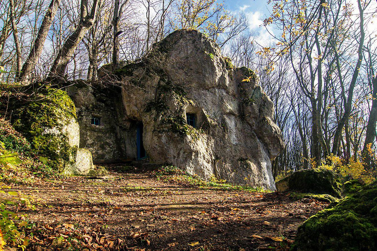 Новини Тернополя - фото з На Чортківщині Печеру Відлюдника «осучаснили» пластиком: місцевих вірян та чиновників критикують за псування пам’ятки
