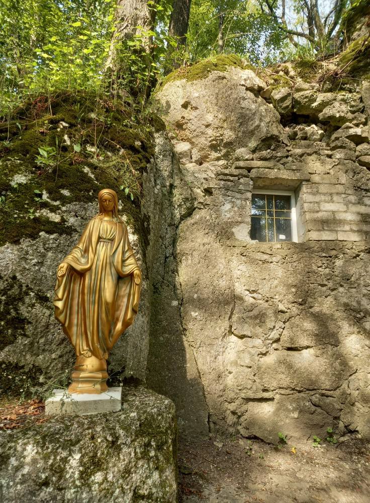 Новини Тернополя - фото з На Чортківщині Печеру Відлюдника «осучаснили» пластиком: місцевих вірян та чиновників критикують за псування пам’ятки