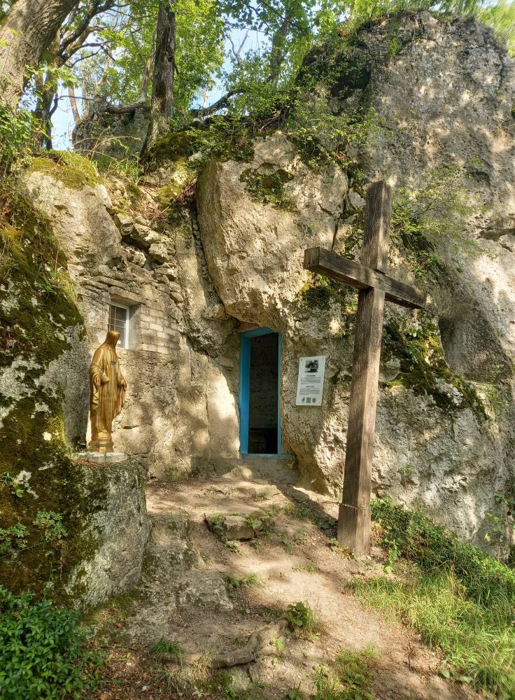 Новини Тернополя - фото з На Чортківщині Печеру Відлюдника «осучаснили» пластиком: місцевих вірян та чиновників критикують за псування пам’ятки