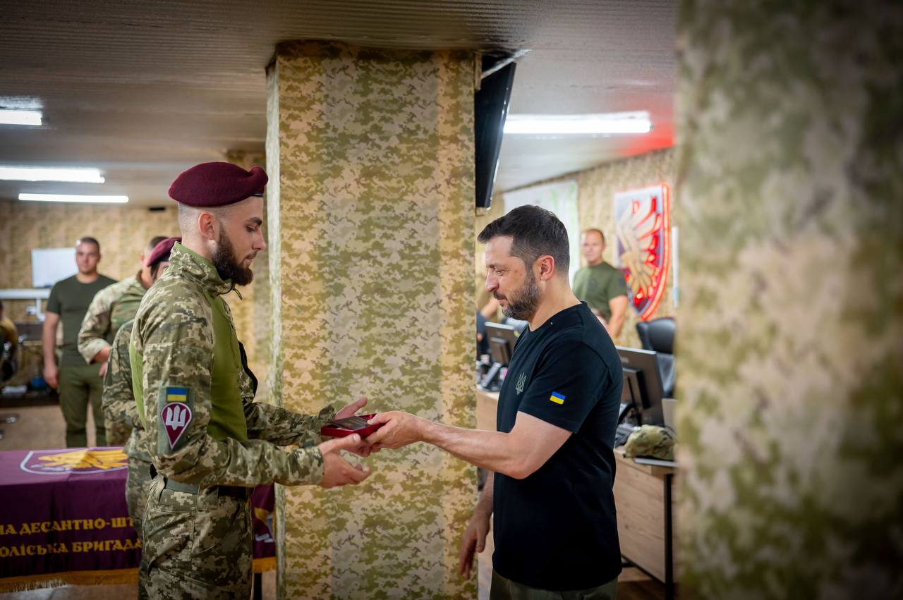 Новини Житомира - фото з Президент України зустрівся з воїнами 95-ї бригади і відзначив їх державними нагородами з нагоди річниці Курської операції