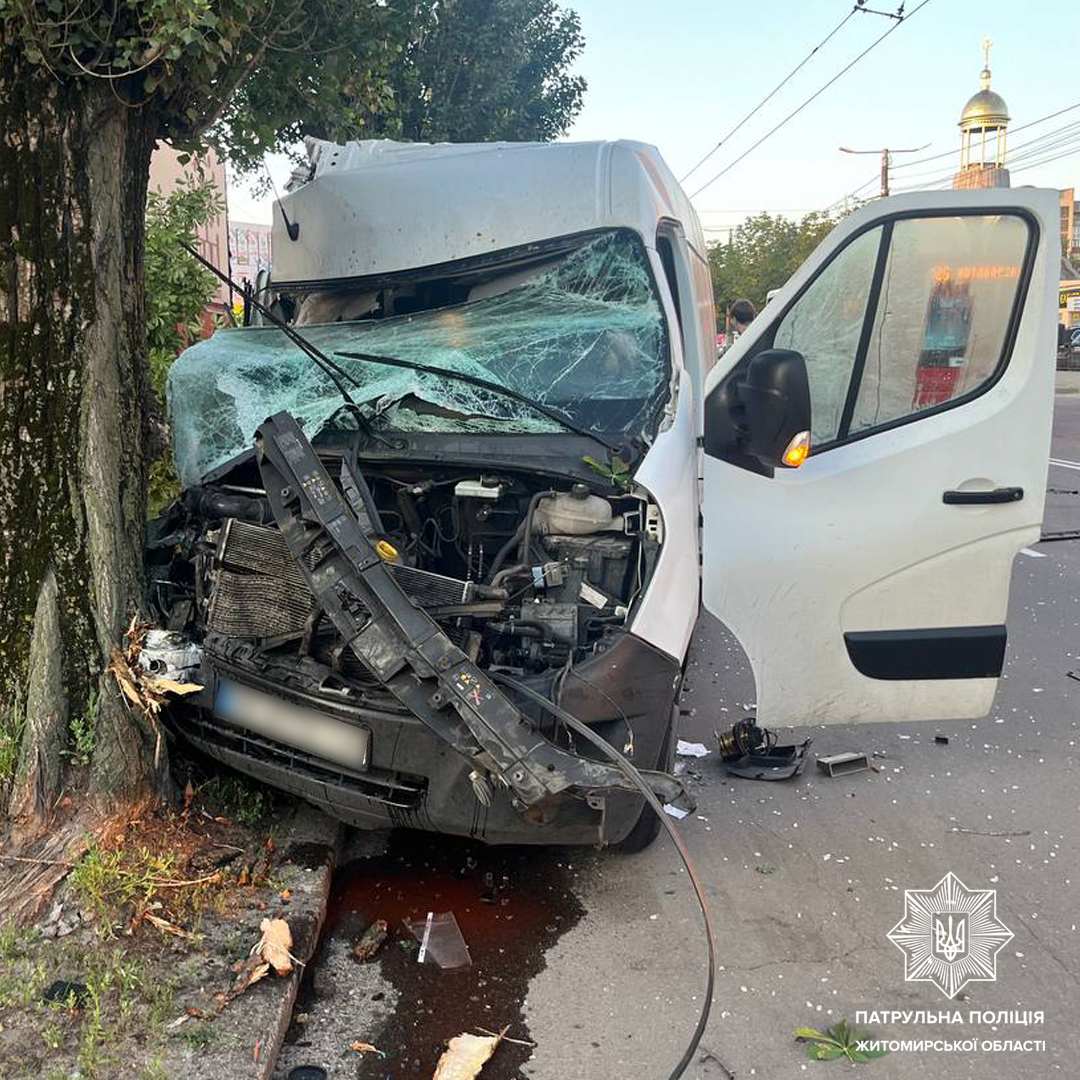 Новини Житомира - фото з До уваги водіїв! ДТП на Вітрука за участі тролейбуса - є постраждалі