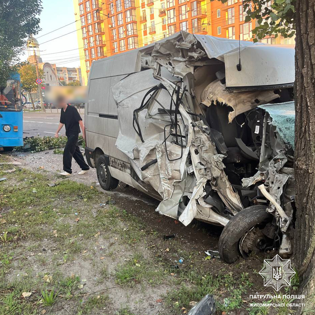 Новини Житомира - фото з До уваги водіїв! ДТП на Вітрука за участі тролейбуса - є постраждалі
