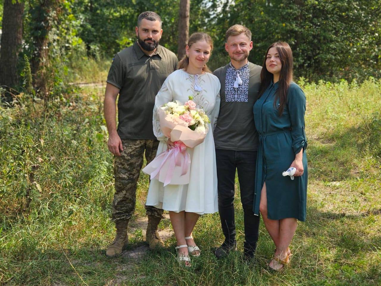 Новини Тернополя - фото з Їх обвінчав капелан: воїн з Тернопільщини одружився на фронті