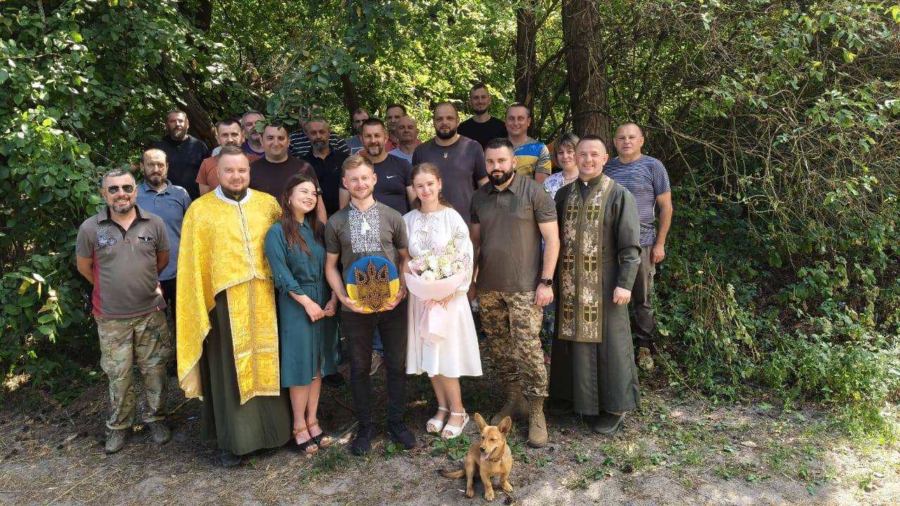 Новини Тернополя - фото з Їх обвінчав капелан: воїн з Тернопільщини одружився на фронті