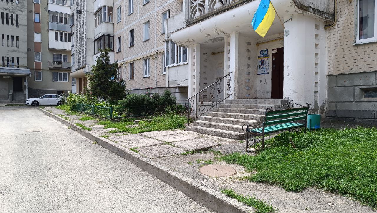 Новини Тернополя - фото з Створити безбар’єрний простір просять мешканці будинку на Карпенка — зареєстрували петицію