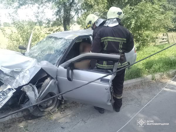 Новини Житомира - фото з ДТП у Житомирському районі: водія з машини визволяли рятувальники