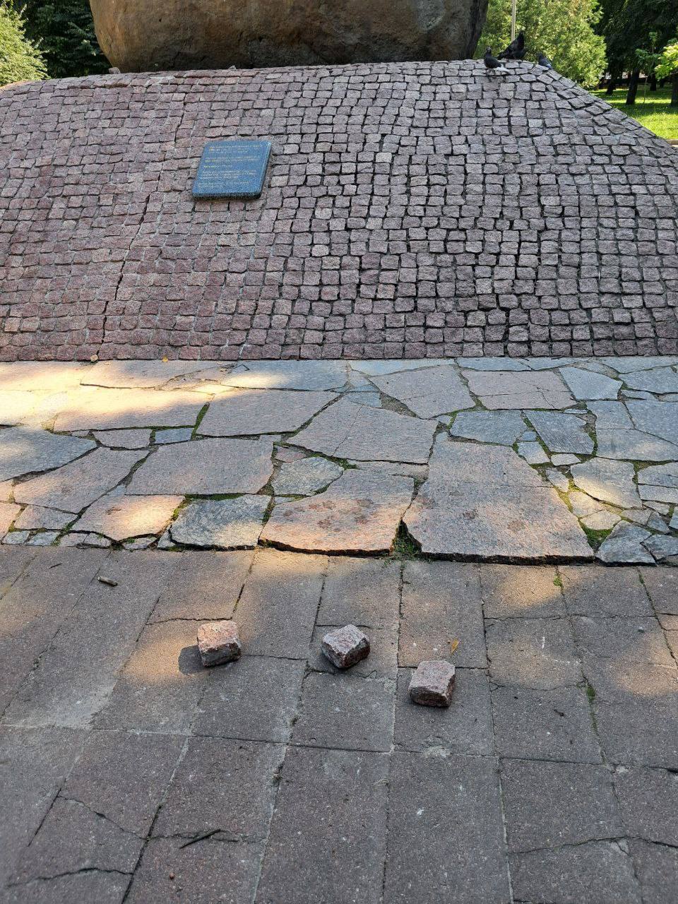 Новини Житомира - фото з Сміття, розібрана бруківка навколо пам’ятного знаку, поламані лавки - у центрі Житомира все більше слідів деградації і занепаду