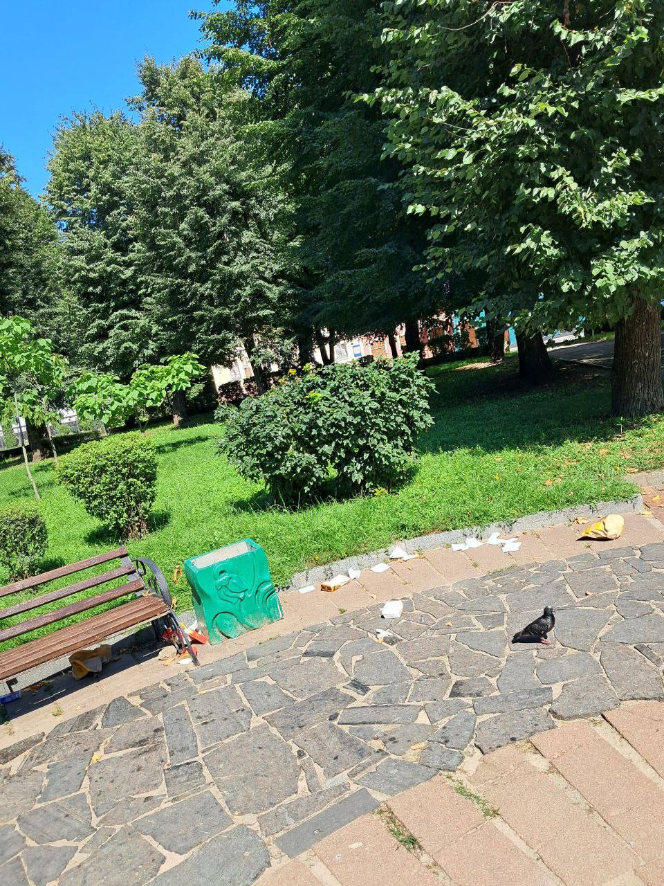 Новини Житомира - фото з Сміття, розібрана бруківка навколо пам’ятного знаку, поламані лавки - у центрі Житомира все більше слідів деградації і занепаду