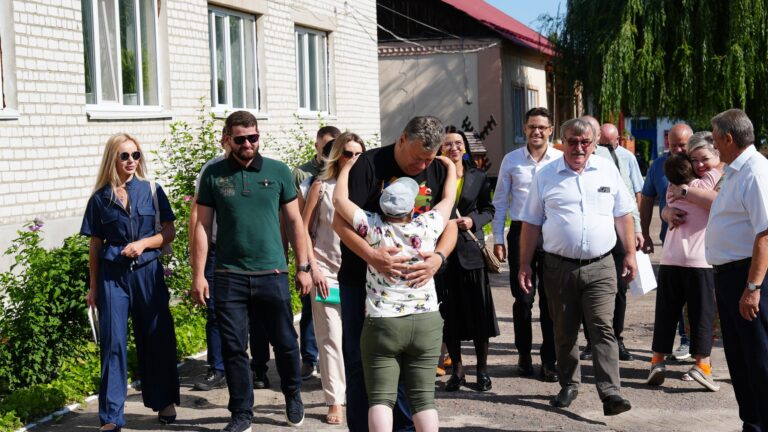 Новини Житомира - фото з Новоборівський дитячий будинок-інтернат відвідали начальник ОВА Віталій Бунечко і Посол Естонії Аннелі Кольк