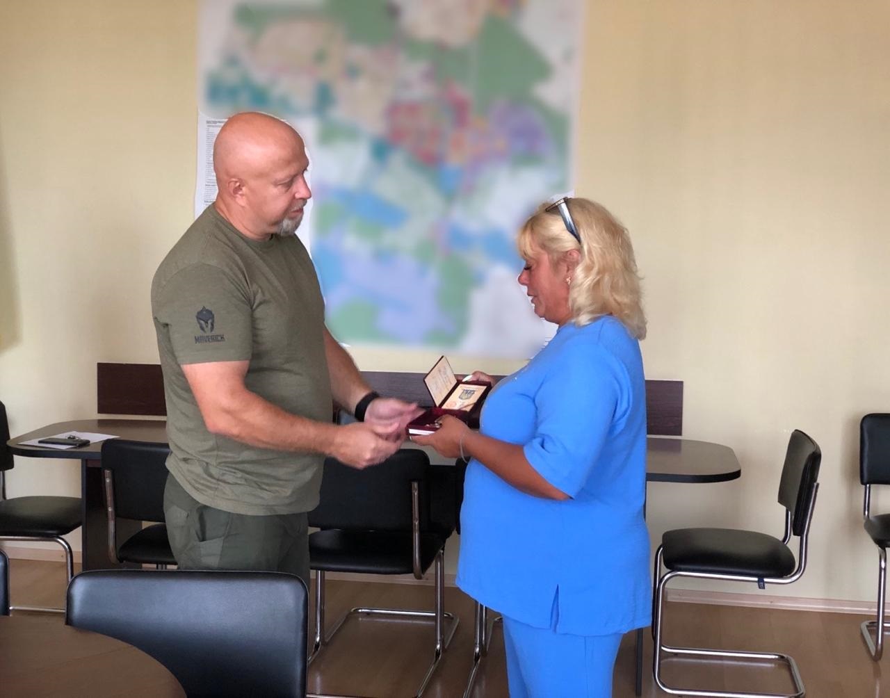 Новини Хмельницького - фото з У Нетішині дружині загиблого захисника вручили нагороду «За мужність»