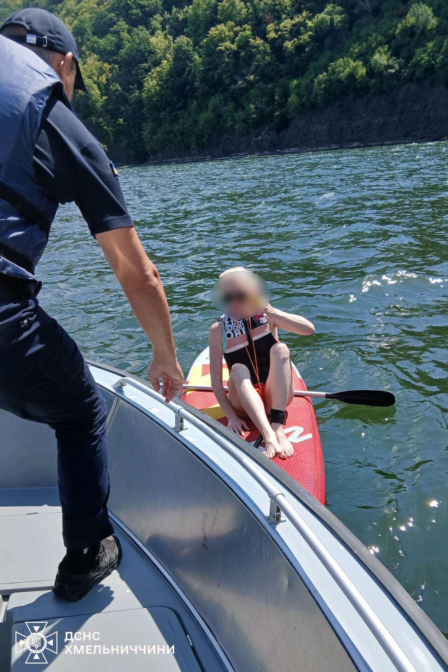 Новини Хмельницького - фото з На Дністрі врятували жінку, яку віднесло течією на САПі