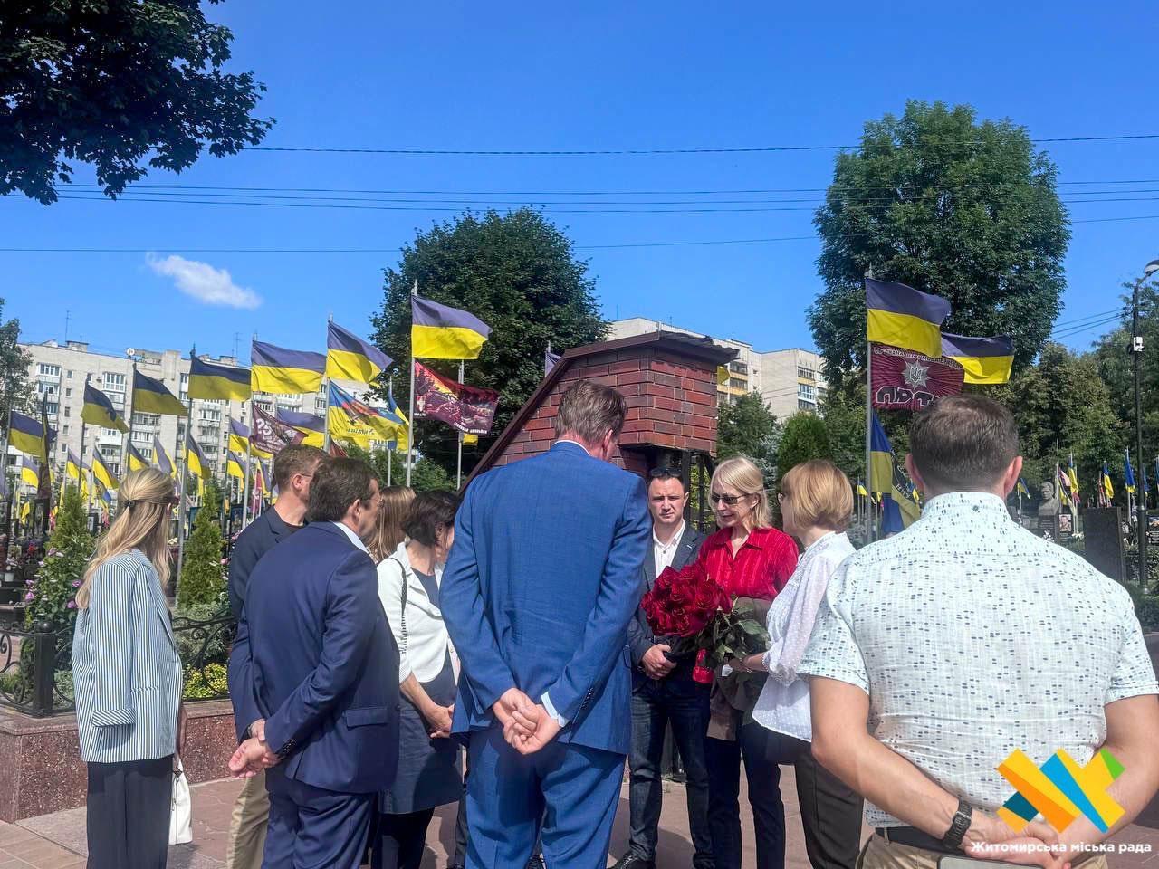 Новини Житомира - фото з Делегація з Касселя оглянула у Житомирі сучасну ТЕЦ на біопаливі та віддали шану захисникам України на військовому цвинтарі