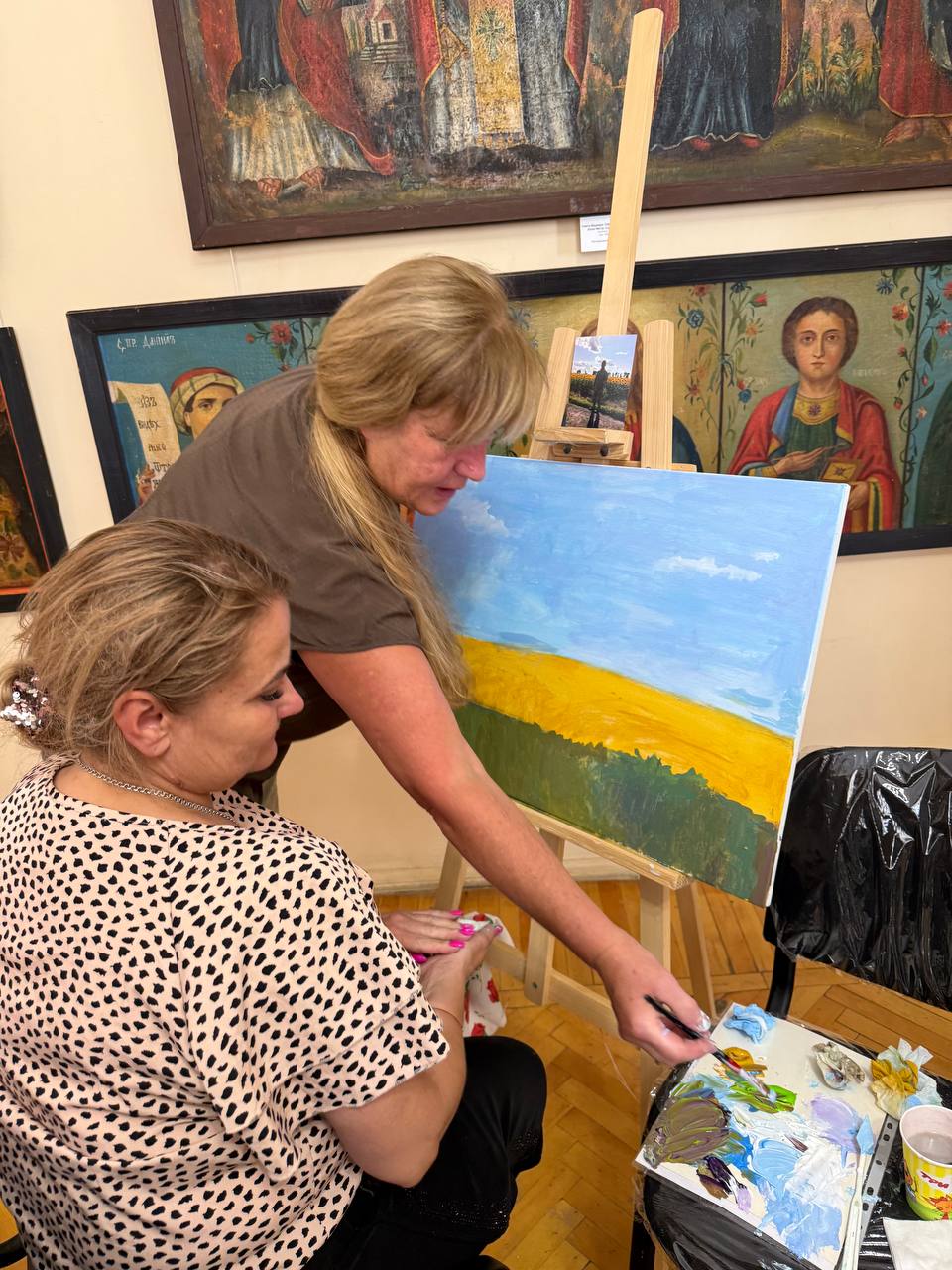 Новини Вінниці - фото з Обійми, емоції та фотографії: як у Вінниці матері загиблих воїнів створювали картини пам’яті