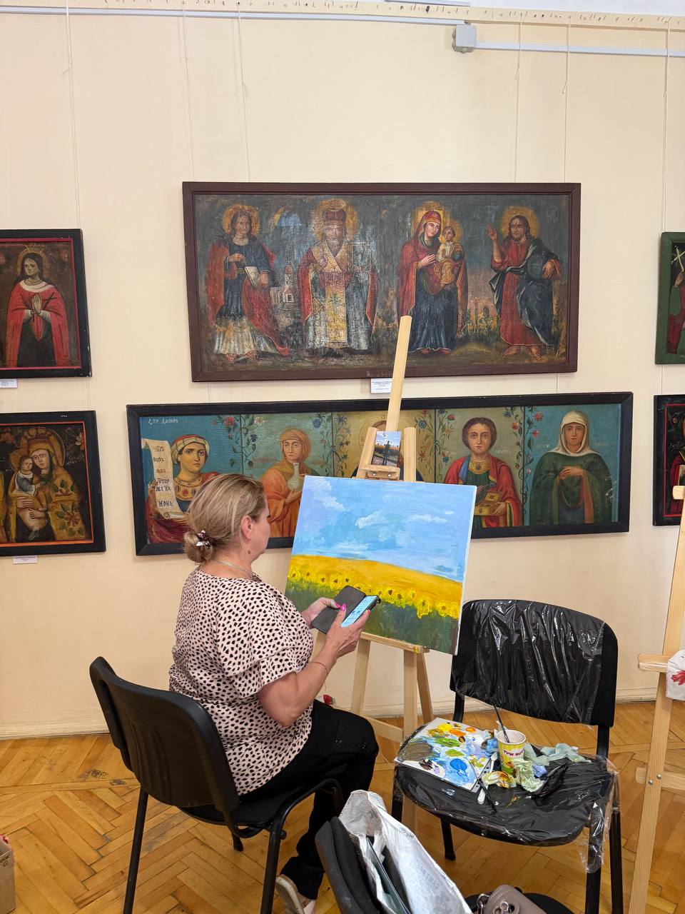 Новини Вінниці - фото з Обійми, емоції та фотографії: як у Вінниці матері загиблих воїнів створювали картини пам’яті