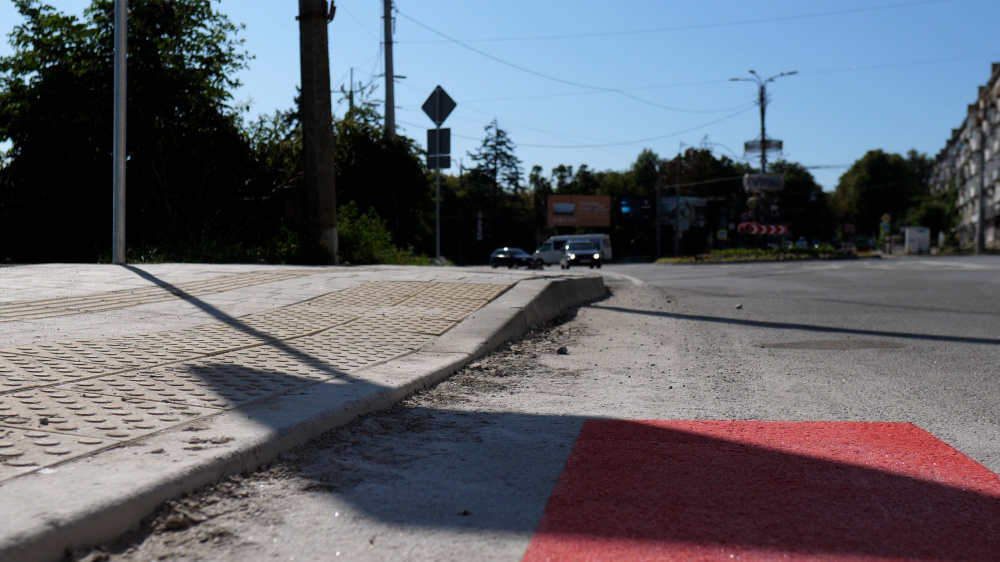 Новини Тернополя - фото з Біля «Галичини» тепер новий тротуар і понижені бордюри. Пішохідний тепер в іншому місці