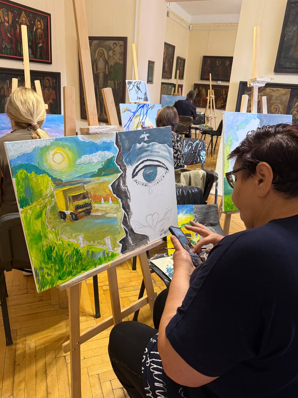 Новини Вінниці - фото з Обійми, емоції та фотографії: як у Вінниці матері загиблих воїнів створювали картини пам’яті