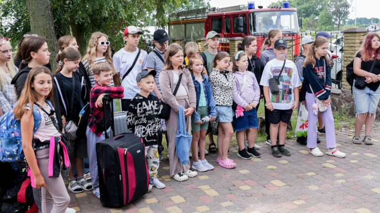 Новини Житомира - фото з Діти з Житомирщини вирушили до «Ізі кемпу» на Закарпатті для відпочинку та навчання