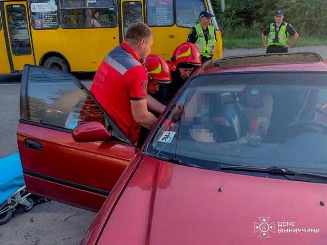 Новини Вінниці - фото з На Сергія Зулінського водія Honda затисло після ДТП. Рятувальники його деблокували