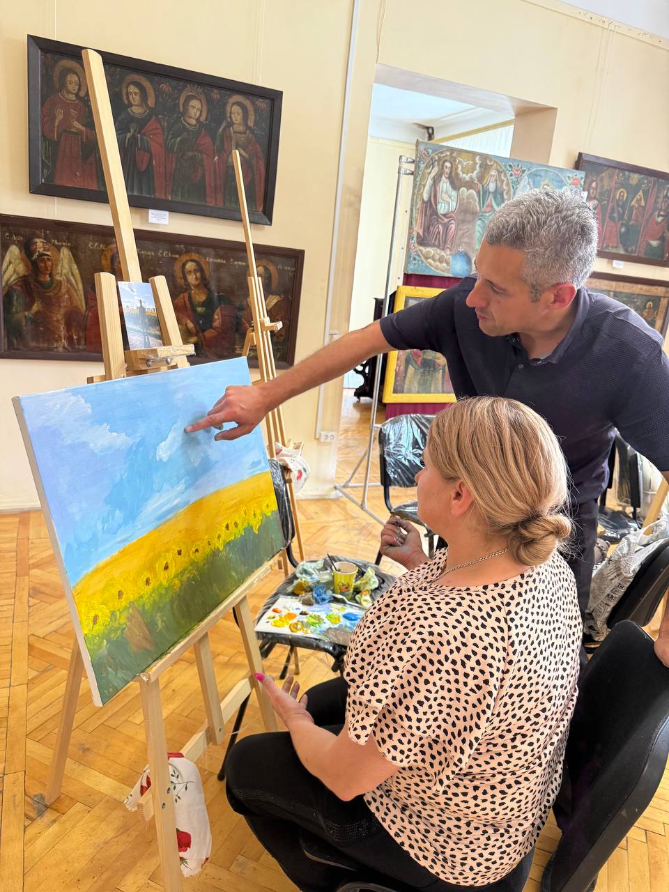 Новини Вінниці - фото з Обійми, емоції та фотографії: як у Вінниці матері загиблих воїнів створювали картини пам’яті