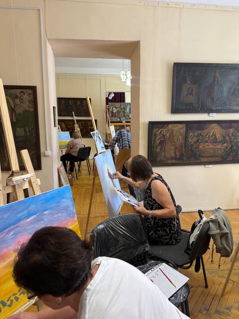 Новини Вінниці - фото з Обійми, емоції та фотографії: як у Вінниці матері загиблих воїнів створювали картини пам’яті