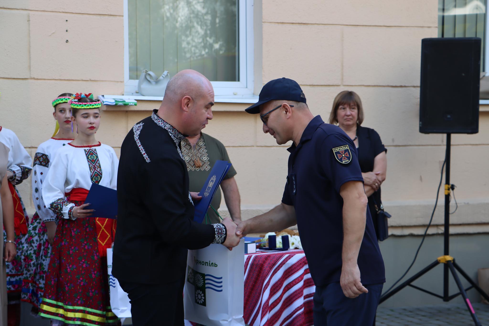 Новини Тернополя - фото з На «Алеї слави» у Тернополі відкрили нову зірку – рятувальника ДСНС