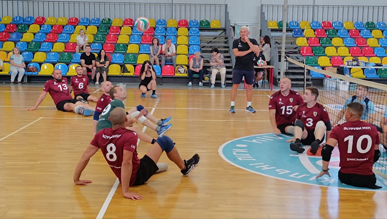 Новини Тернополя - фото з Ветерани проти профі: у Тернополі провели турнір з волейболу сидячи