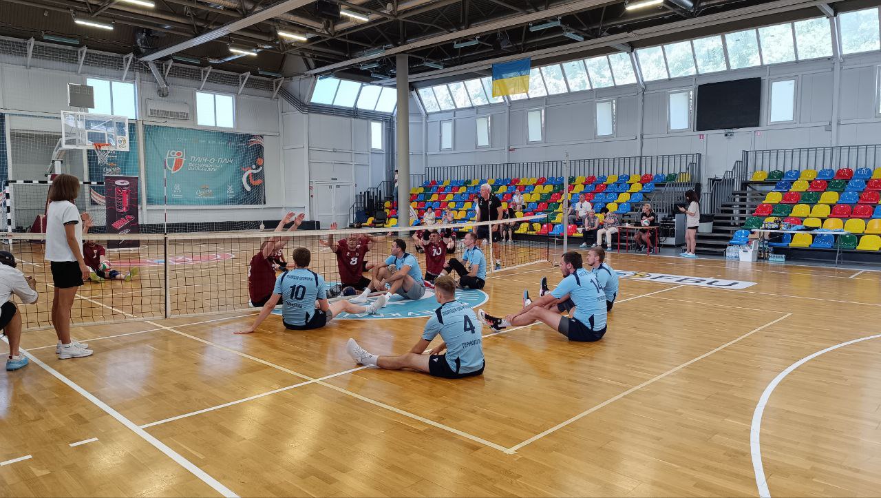 Новини Тернополя - фото з Ветерани проти профі: у Тернополі провели турнір з волейболу сидячи