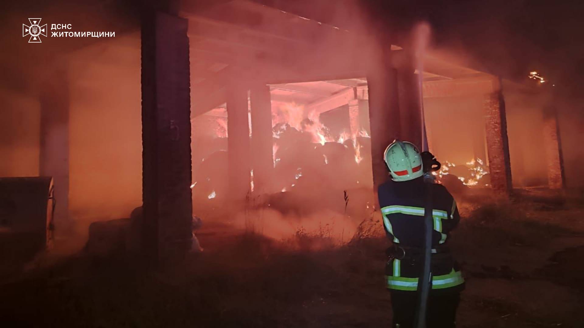 Новини Житомира - фото з На Коростенщині рятувальники вночі гасили пожежу в бетонному піднавісі, де зберігалося сіно