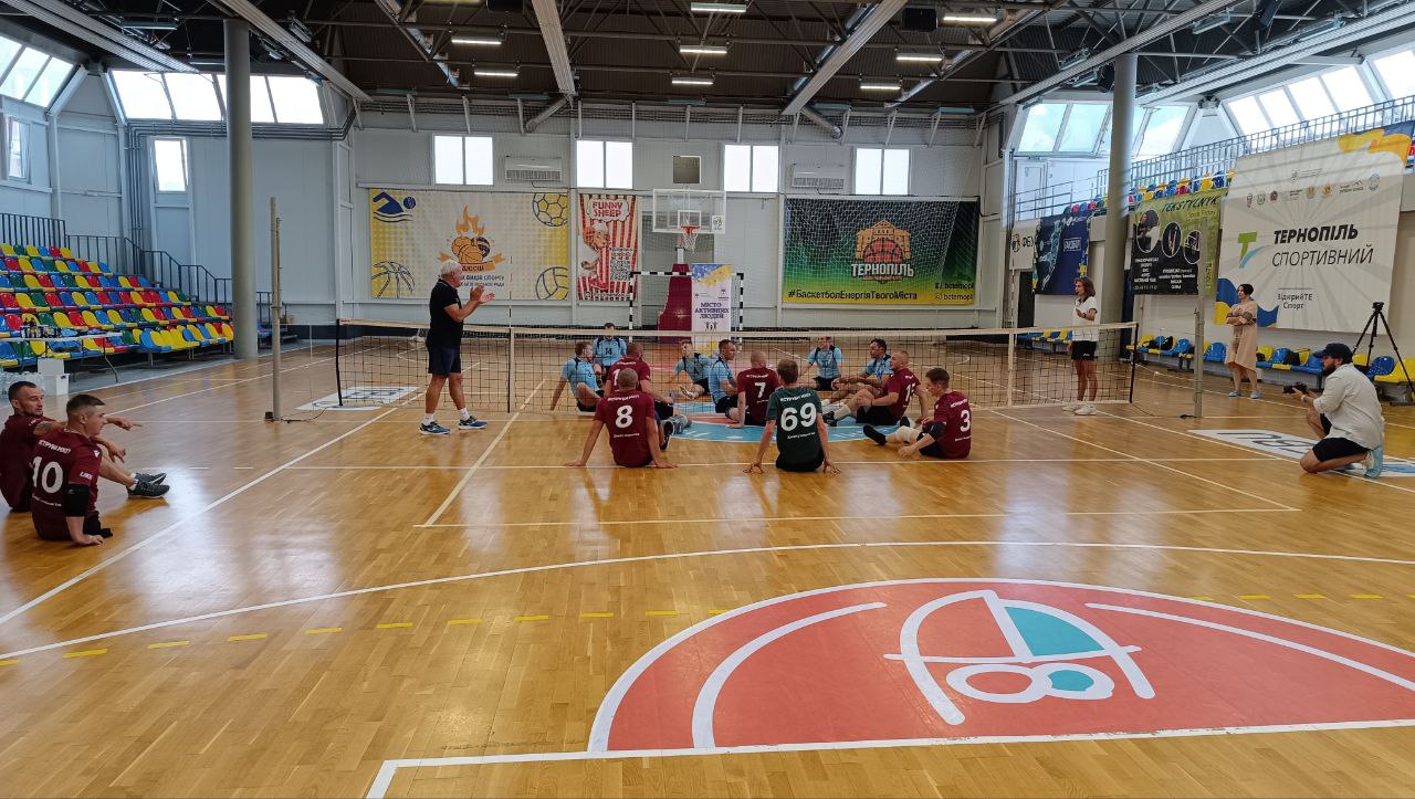 Новини Тернополя - фото з Ветерани проти профі: у Тернополі провели турнір з волейболу сидячи