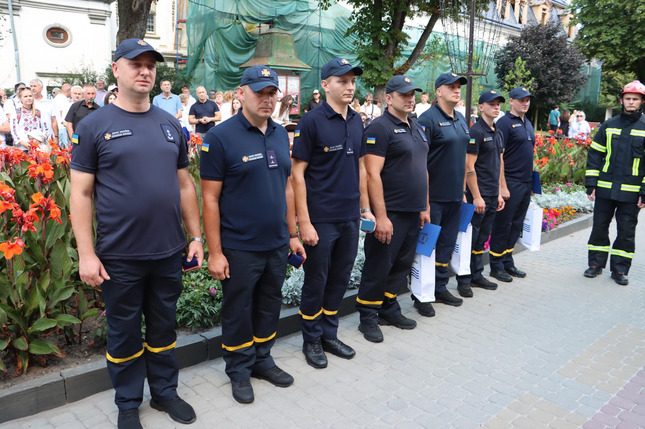 Новини Тернополя - фото з На «Алеї слави» у Тернополі відкрили нову зірку – рятувальника ДСНС