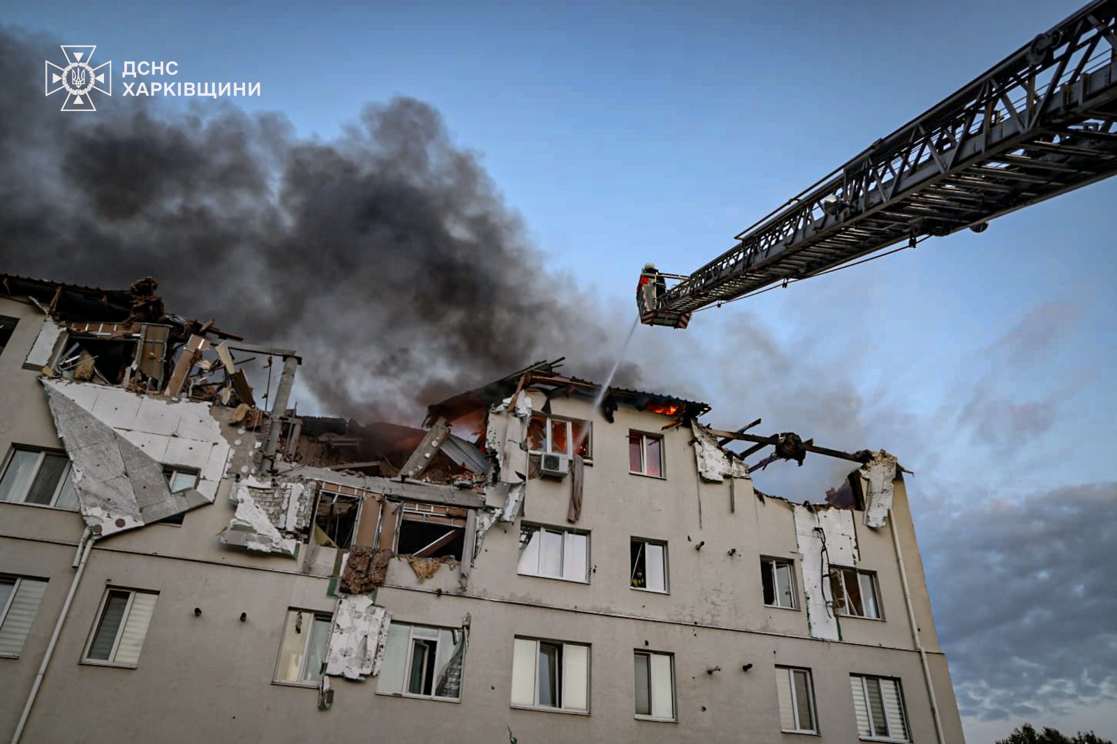 Новини Тернополя - фото з російські терористи вдарили по житловому будинку у Харкові, є жертви та постраждалі