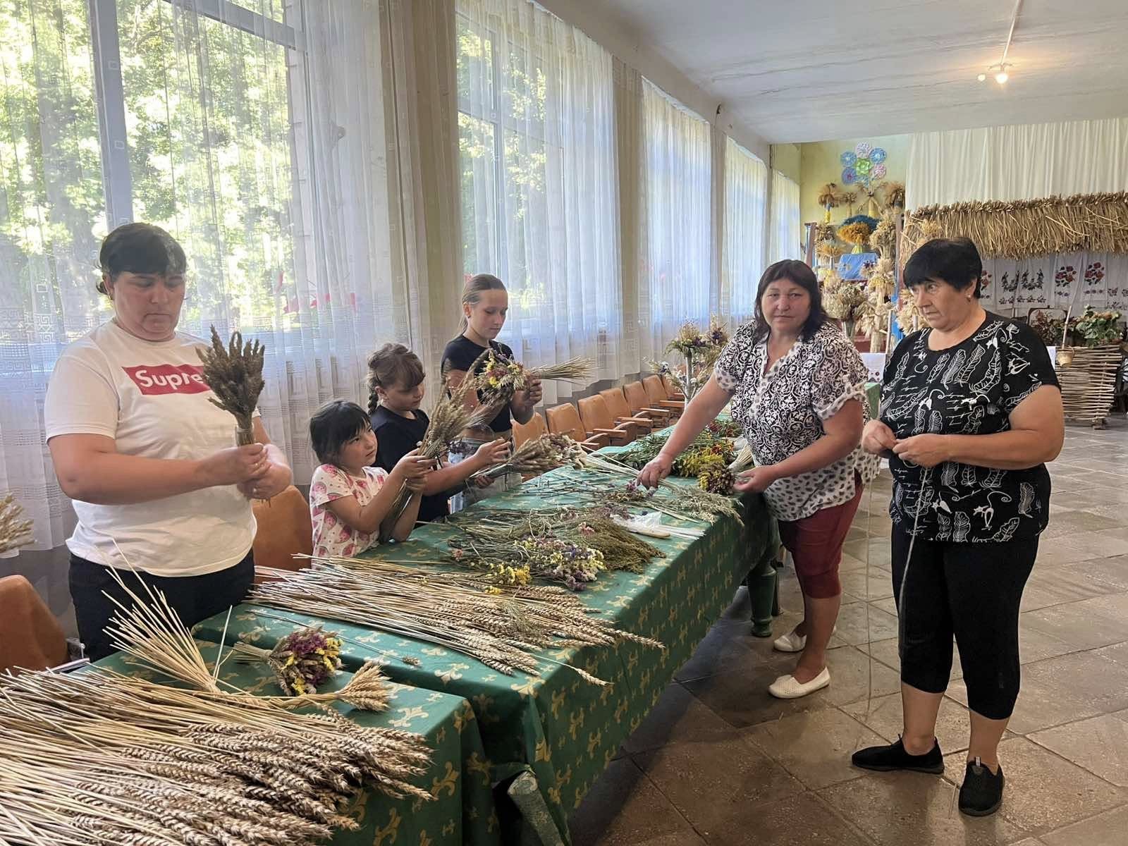 Новини Козятина - фото з Готуємось до ярмарки та провели майстер клас для дітей.