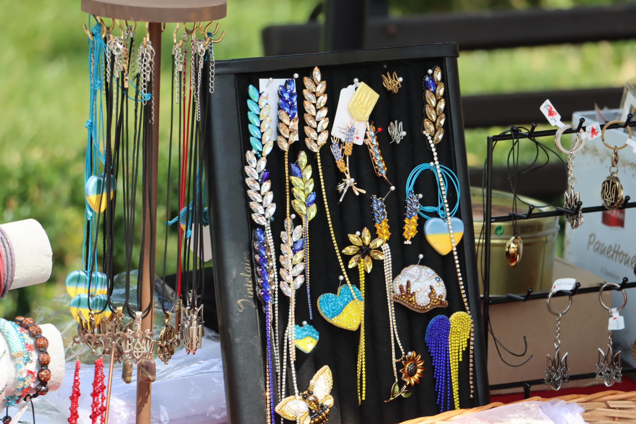 Новини Тернополя - фото з Біля Катедри збирають гроші для підтримки ЗСУ