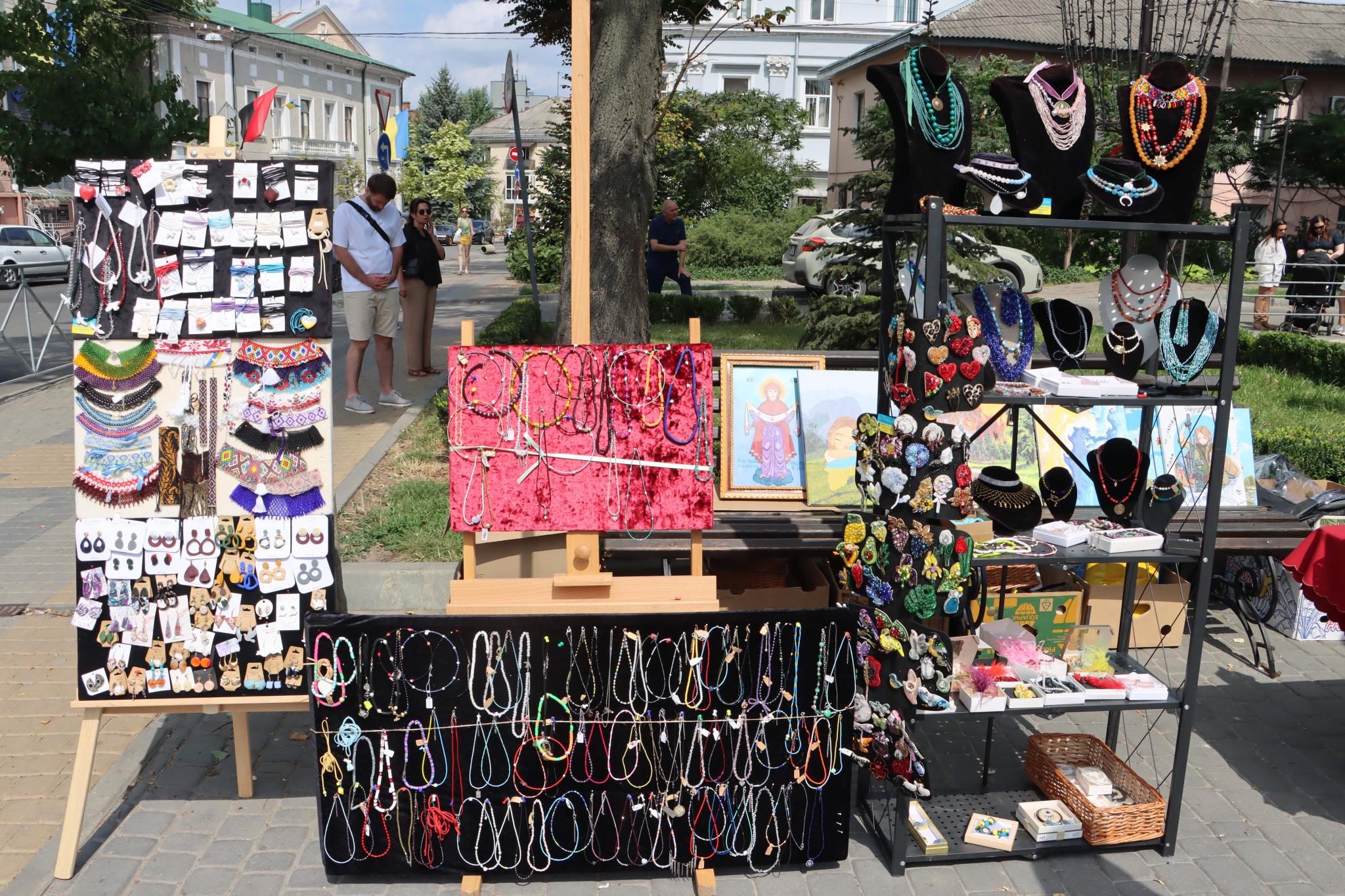 Новини Тернополя - фото з Біля Катедри збирають гроші для підтримки ЗСУ