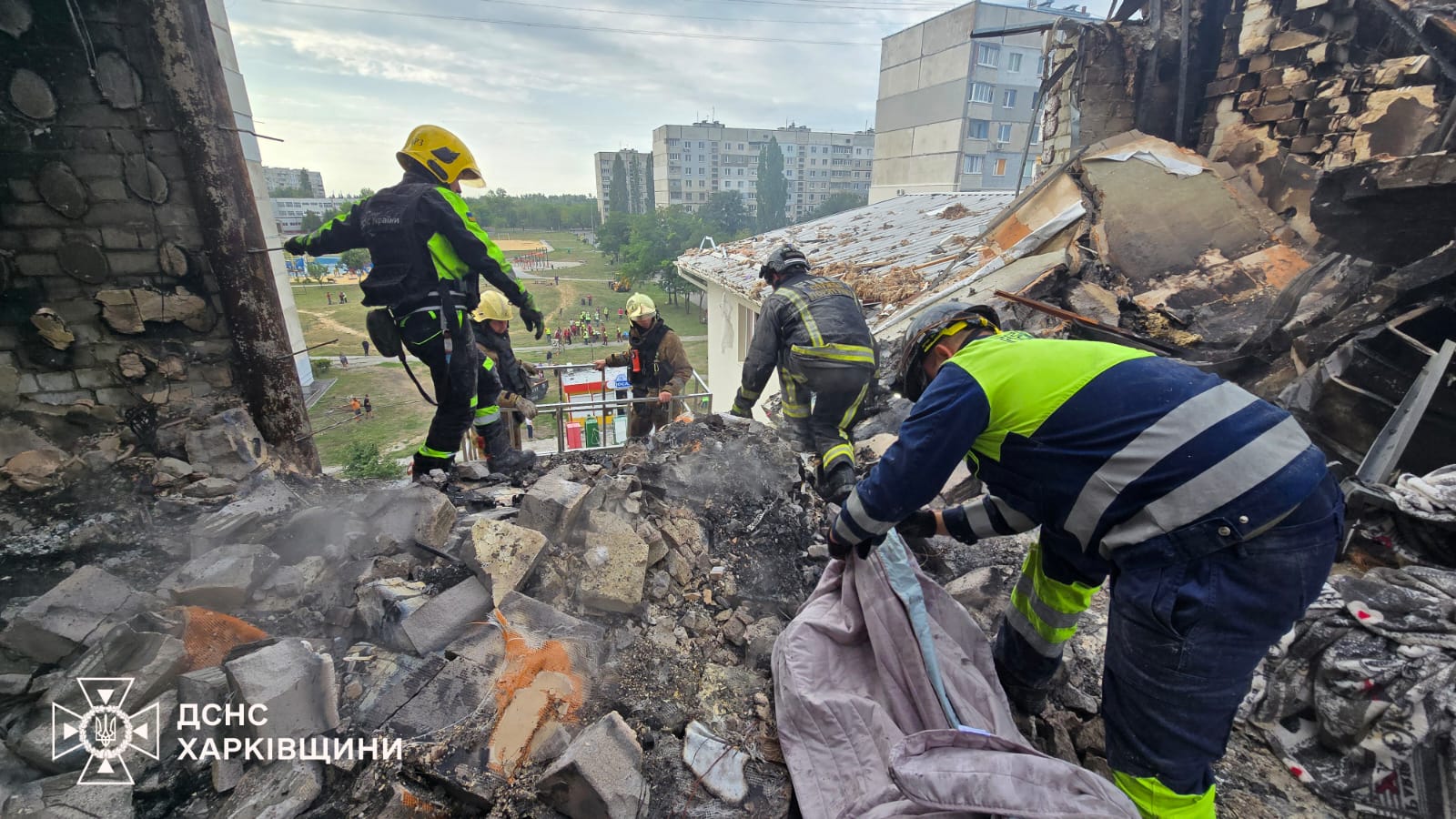 Новини Тернополя - фото з російські терористи вдарили по житловому будинку у Харкові, є жертви та постраждалі