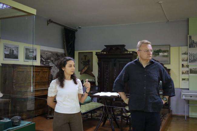 Новини Вінниці - фото з Мер Львова Андрій Садовий відвідав Вінницький обласний краєзнавчий музей