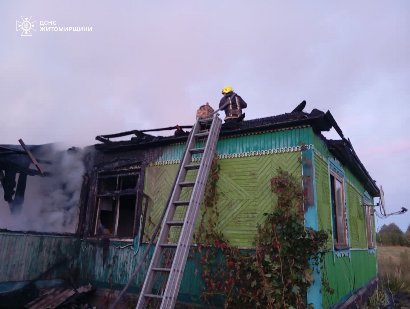 Новини Житомира - фото з На Коростенщині рятувальники ліквідували пожежу на даху житлового будинку