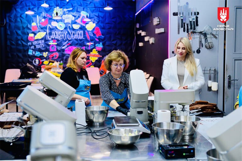 Новини Тернополя - фото з До Дня незалежності оборонці Маріуполя разом з родинами спекли велетенський торт у формі мапи України