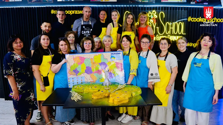 Новини Тернополя - фото з До Дня незалежності оборонці Маріуполя разом з родинами спекли велетенський торт у формі мапи України