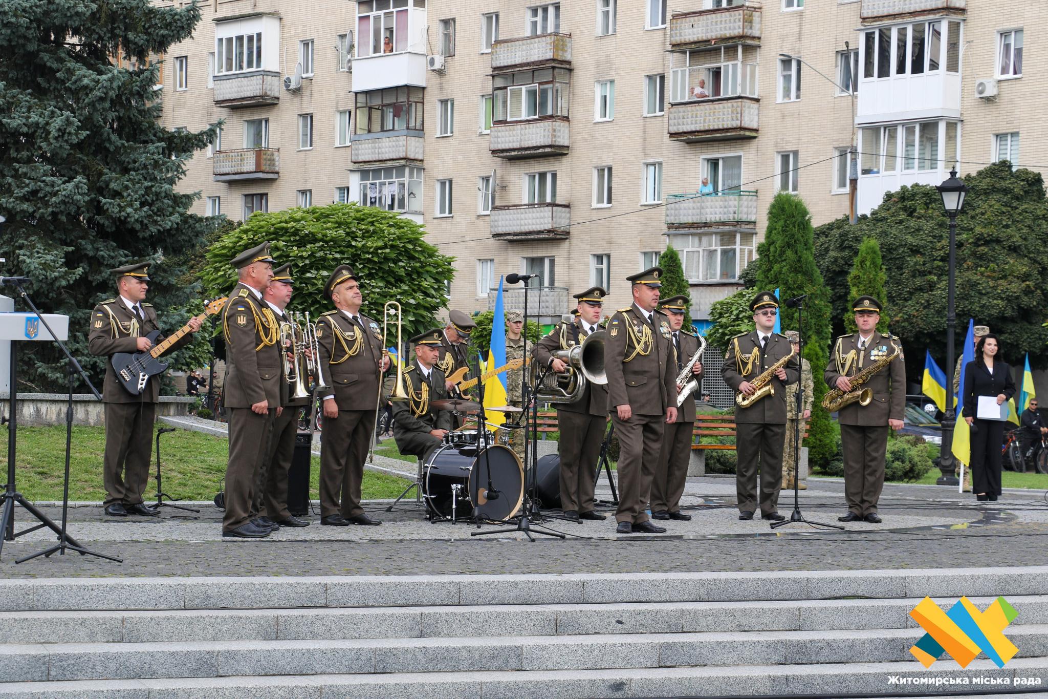 Новини Житомира - фото з У Житомирі підняли головний прапор міста і вшанували пам`ять полеглих Героїв