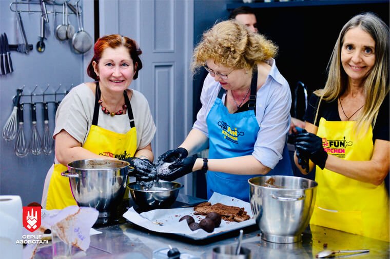 Новини Тернополя - фото з До Дня незалежності оборонці Маріуполя разом з родинами спекли велетенський торт у формі мапи України