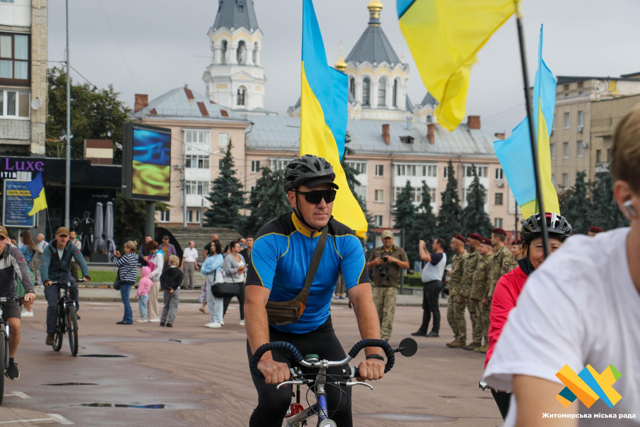 Новини Житомира - фото з У Житомирі підняли головний прапор міста і вшанували пам`ять полеглих Героїв